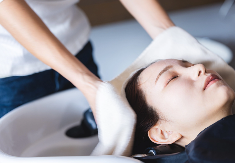 髪を洗っている女性