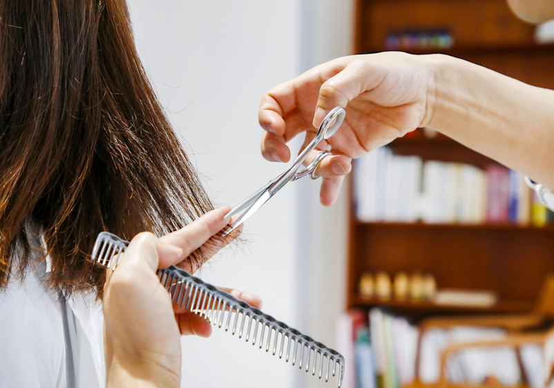 髪を切っている